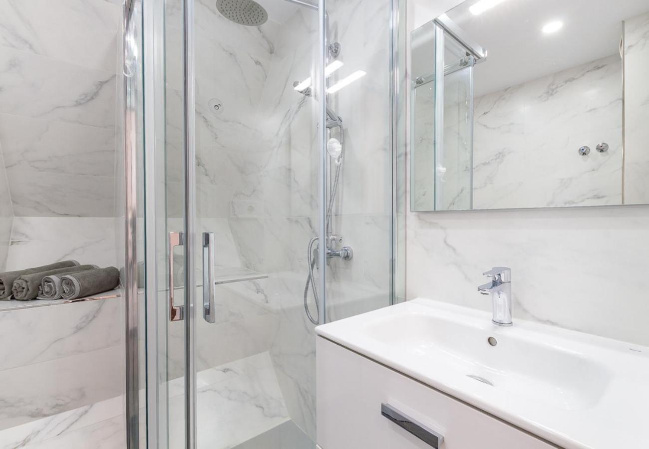 Reformado Apartamento En El Centro Con Vista Al Mar Torremolinos Luaran gambar